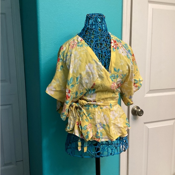 💥PRICE DROP💥 Happy Days That’s a Wrap Top - Picture 2 of 6